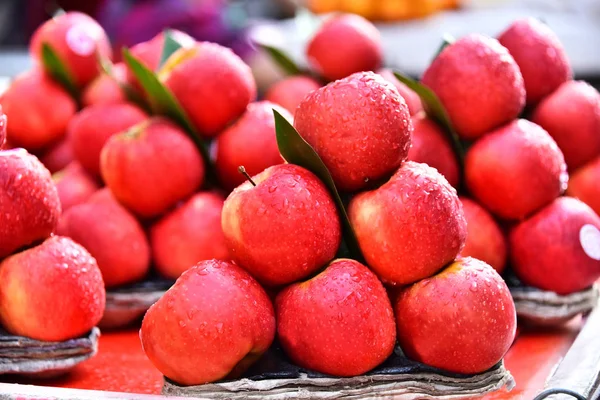 Semt pazarı durak üzerinde elma — Stok fotoğraf