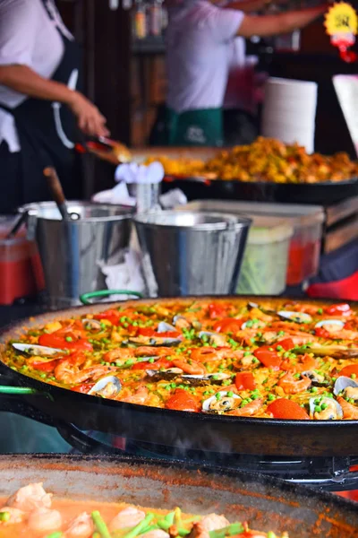 Paella spagnola preparata nel ristorante di strada — Foto Stock