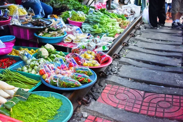 Élelmiszer árusítás a Maeklong vasúti piacon Thaiföldön — Stock Fotó