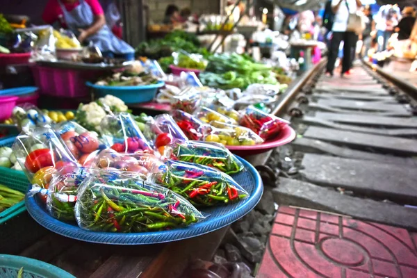 Élelmiszer árusítás a Maeklong vasúti piacon Thaiföldön — Stock Fotó