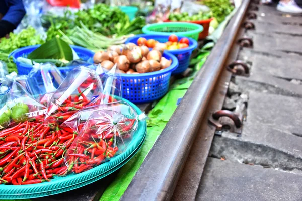 Élelmiszer árusítás a Maeklong vasúti piacon Thaiföldön — Stock Fotó