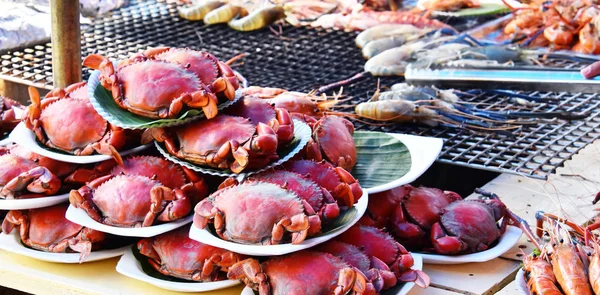 Langostinos a la parrilla y cangrejos en el restaurante callejero en Tailandia —  Fotos de Stock