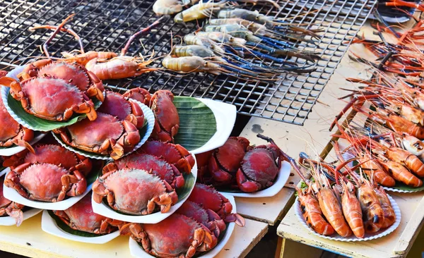 Langostinos a la parrilla y cangrejos en el restaurante callejero en Tailandia —  Fotos de Stock