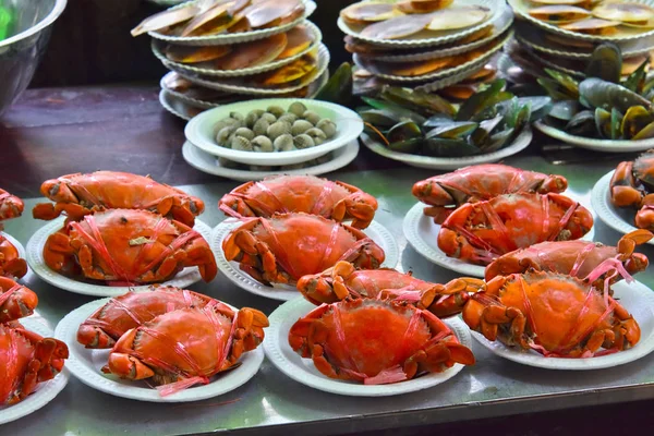 Cangrejos a la parrilla en el restaurante de la calle en Tailandia —  Fotos de Stock