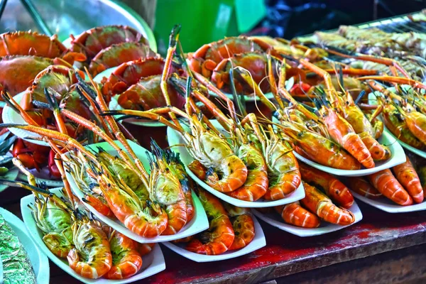 Garnalen eten in het straatrestaurant in Thailand — Stockfoto