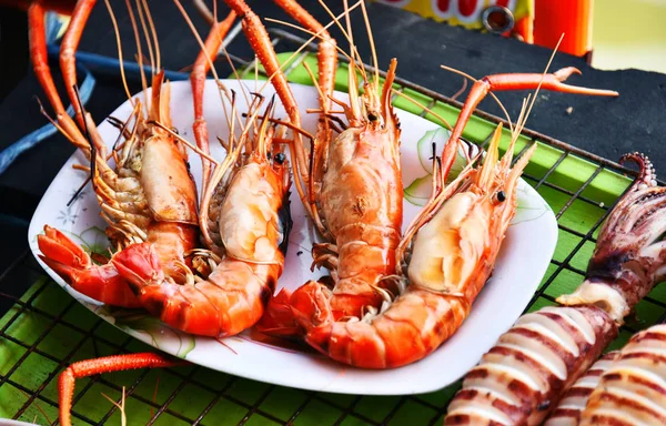 Comida para camarones en el restaurante callejero en Tailandia —  Fotos de Stock