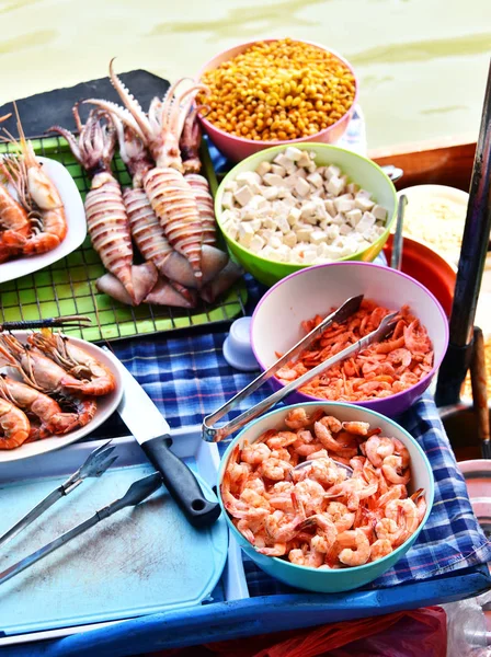 Zubereitung von Meeresfrüchten im Straßenrestaurant auf einem Boot in Thailand — Stockfoto