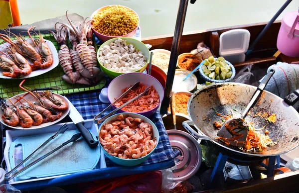 Příprava mořských plodů v pouliční restauraci na lodi v Thajsku — Stock fotografie