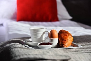 Otel odasındaki tepside kahvaltı.