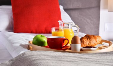 Otel odasındaki tepside kahvaltı.