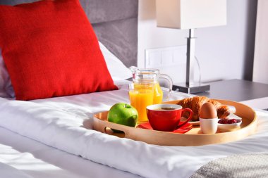 Otel odasındaki tepside kahvaltı.