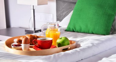 Otel odasındaki tepside kahvaltı.