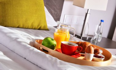 Otel odasındaki tepside kahvaltı.