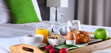 Otel odasındaki tepside kahvaltı.