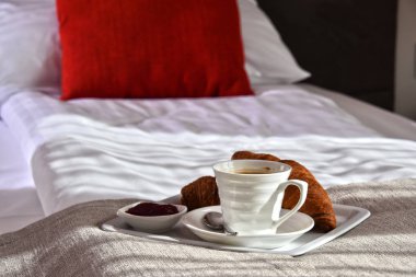 Otel odasında, yatakta kahvaltı.