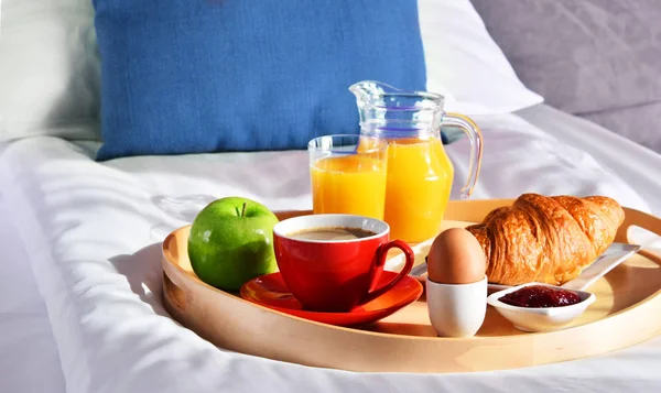 Breakfast on tray in bed in hotel room — Stock Photo, Image