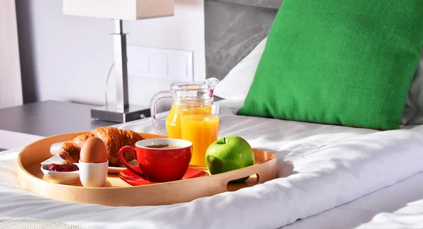 Otel odasındaki tepside kahvaltı.