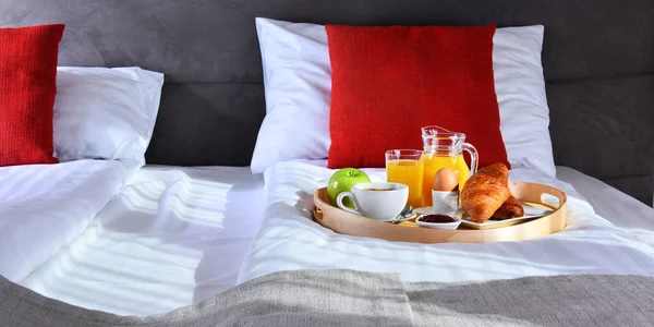 Frühstück auf Tablett im Bett im Hotelzimmer — Stockfoto