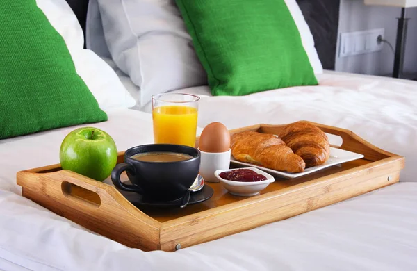 Otel odasındaki tepside kahvaltı.