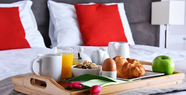 Frühstück auf Tablett im Bett im Hotelzimmer — Stockfoto