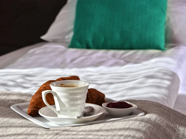 Otel odasında, yatakta kahvaltı.