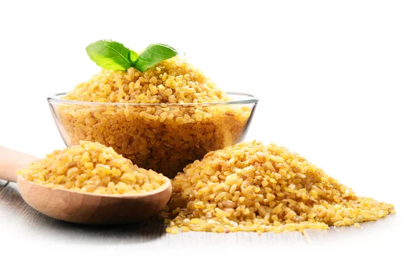 Cuenco de bulgur sin cocer aislado en blanco — Foto de Stock