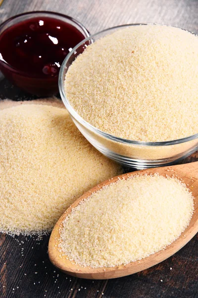 Mangkuk semolina di atas meja kayu — Stok Foto