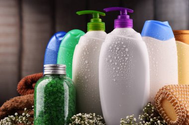 Plastik şişeler dolusu vücut bakımı ve güzellik ürünleri.