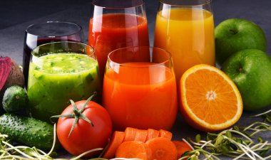 Taze organik sebze ve meyve suları ile gözlük