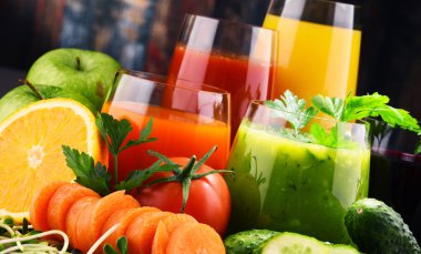 Taze organik sebze ve meyve suları ile gözlük