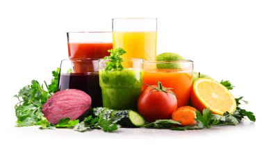 Taze organik sebze ve meyve suları ile gözlük