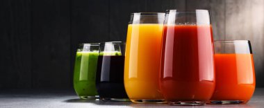 Taze organik sebze ve meyve suları ile gözlük