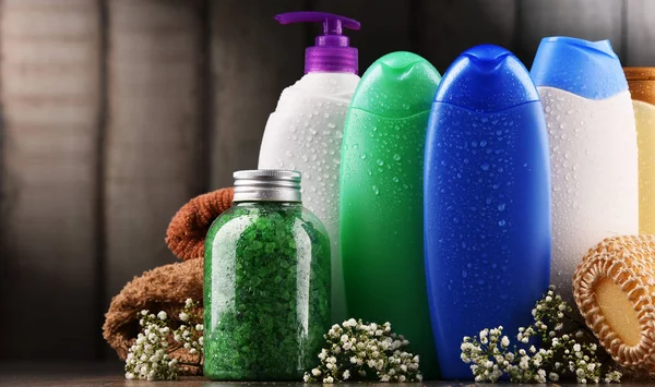 Пластиковые бутылки для ухода за телом и косметические средства — стоковое фото