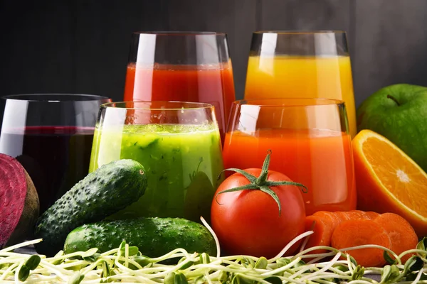 Vasos con jugos orgánicos frescos de frutas y verduras —  Fotos de Stock