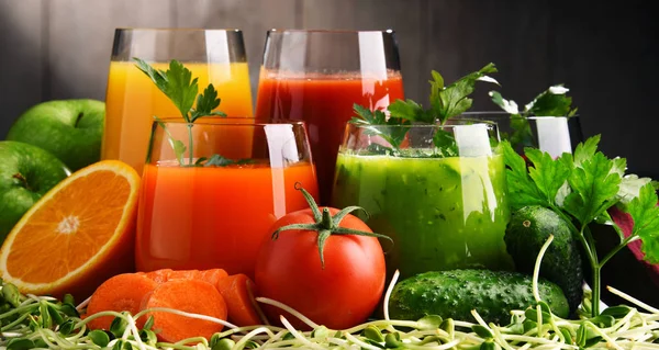 Verres aux jus de fruits et légumes frais biologiques — Photo