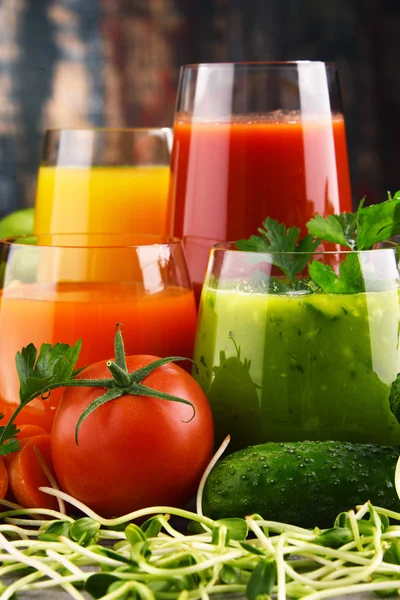 Glasses with fresh organic vegetable and fruit juices — Stock Photo, Image