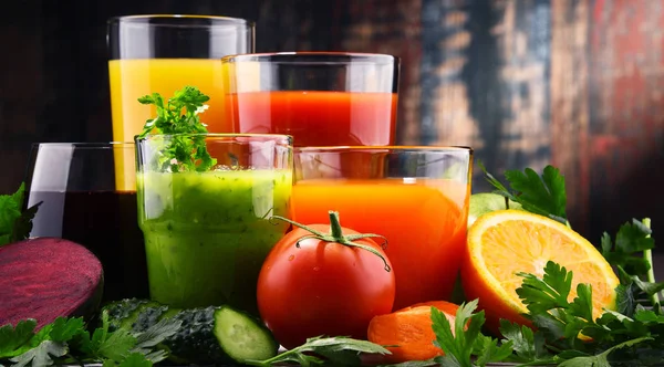 Taze organik sebze ve meyve suları ile gözlük — Stok fotoğraf