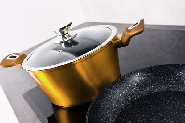 パンとモダンな誘導 cooktop 鋼鍋フライパン — ストック写真