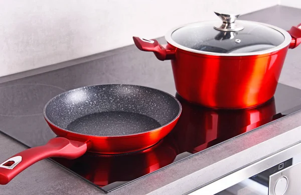 Сковорода та сталевий горщик на сучасній індукційній сковороді — стокове фото