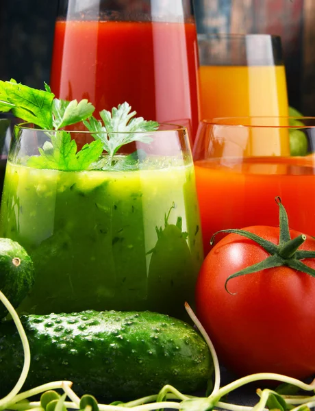 Gläser mit frischem Bio-Gemüse und Fruchtsäften — Stockfoto