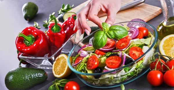 Preparação de uma salada vegetal de ingredientes orgânicos frescos — Fotografia de Stock
