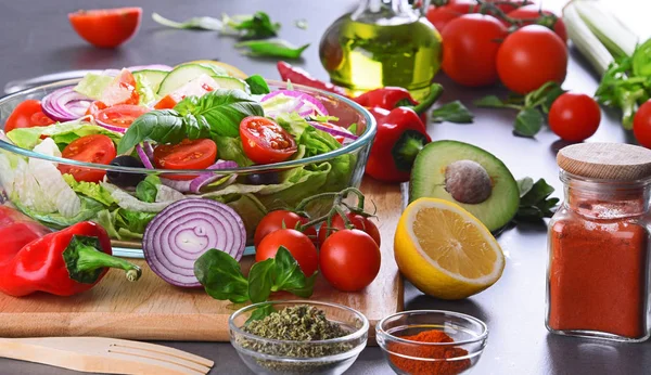 Подготовка овощного салата из свежих органических продуктов — стоковое фото