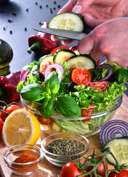 Preparación de una ensalada de verduras a partir de ingredientes orgánicos frescos — Foto de Stock