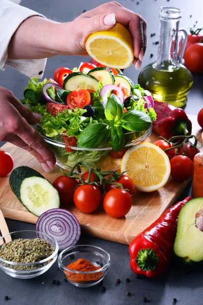Preparación de una ensalada de verduras a partir de ingredientes orgánicos frescos — Foto de Stock