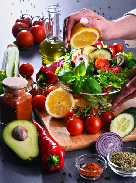 Taze organik malzemelerden yapılmış sebze salatası. — Stok fotoğraf
