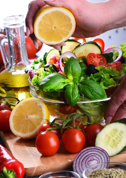 Preparação de uma salada vegetal de ingredientes orgânicos frescos — Fotografia de Stock