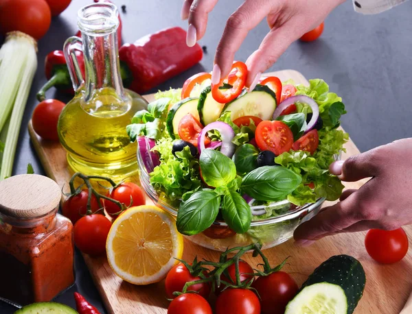 Pregătirea unei salate de legume din ingrediente organice proaspete — Fotografie, imagine de stoc