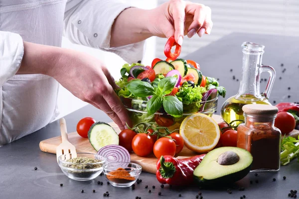 Приготування овочевого салату зі свіжих органічних інгредієнтів — стокове фото