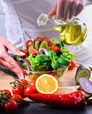 Taze organik malzemelerden yapılmış sebze salatası.