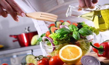 Taze organik malzemelerden yapılmış sebze salatası.